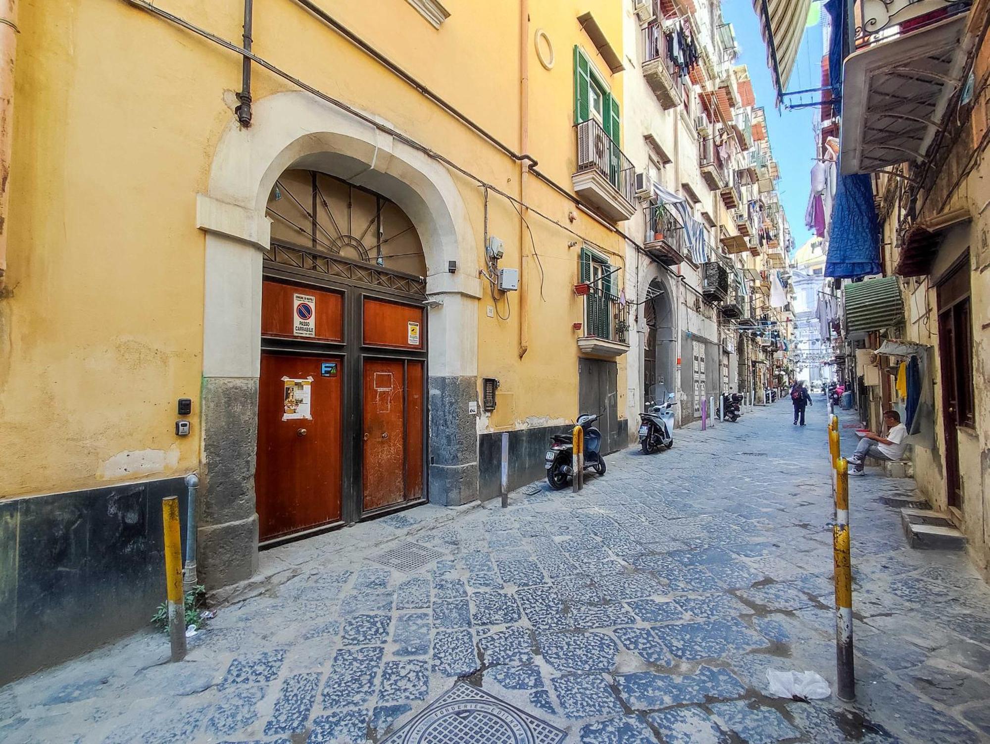 Toto 2 * Naples
